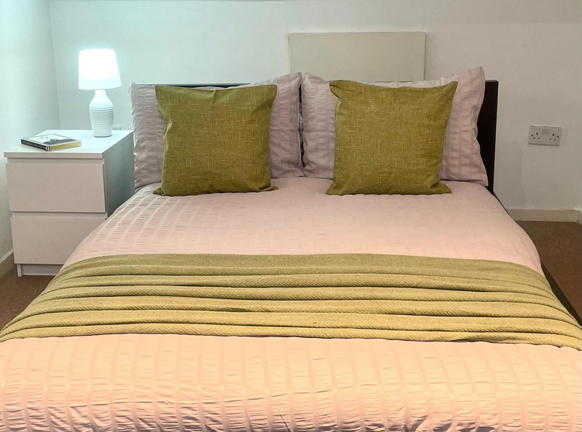 A Fantastic One Double Bedroom Flat Лондон Екстериор снимка